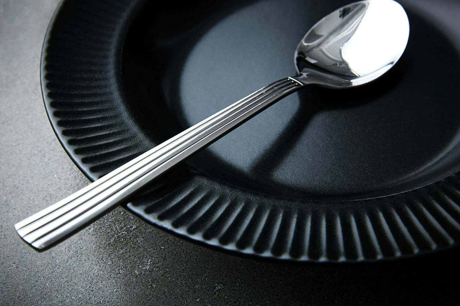 Aida Groovy Tiefer Teller, Ø23 Cm, Schwarz 2 Aida Groovy Tiefer Teller, Ø23 Cm, Schwarz – Bild 2