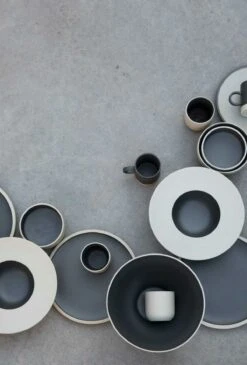 ByOn Fumiko Mug 22 Cl, Beige/Black -Günstiges Tafelglanz Geschäft byon fumiko mug beige black 1