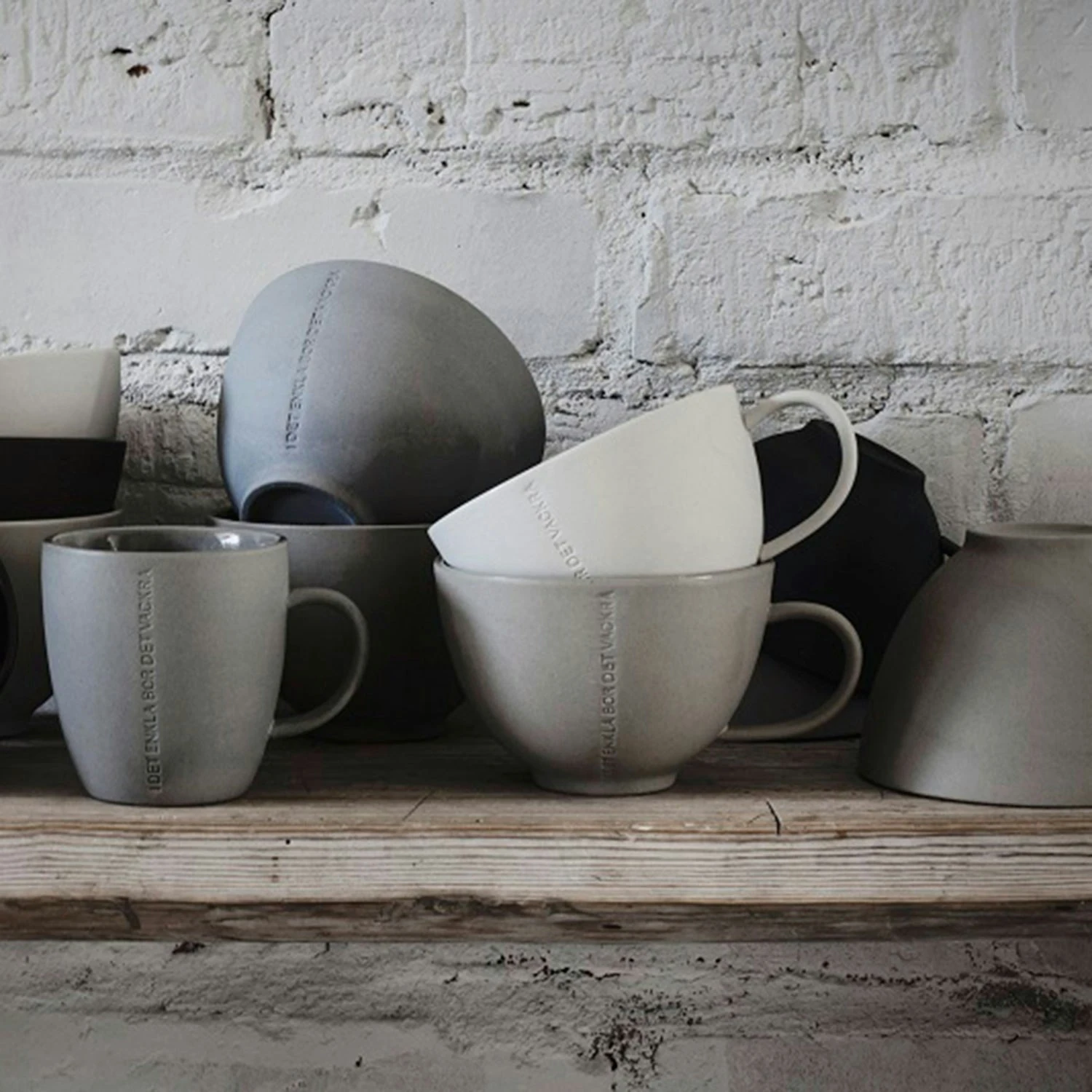 Ernst Zitat Teetasse "I Det Enkla", Dunkelgrau 2 Ernst Zitat Teetasse "I Det Enkla", Dunkelgrau – Bild 2