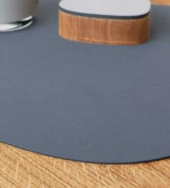 LIND DNA Curve Double Tischset L, Dunkelblau/ Schwarz -Günstiges Tafelglanz Geschäft lind dna curve double tischset l 39