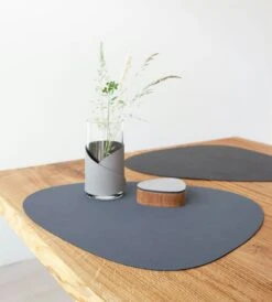 LIND DNA Curve Double Tischset L, Dunkelblau/ Schwarz -Günstiges Tafelglanz Geschäft lind dna curve double tischset l 40