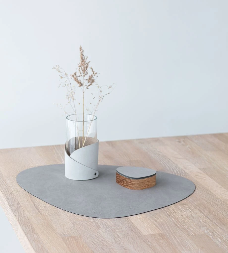 LIND DNA Curve Nupo Tischset L, 37x44 Cm/ Hellgrau 3 LIND DNA Curve Nupo Tischset L, 37x44 Cm/ Hellgrau – Bild 3