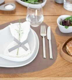 LIND DNA Curve Nupo Tischset L, 37x44 Cm/ Braun -Günstiges Tafelglanz Geschäft lind dna curve nupo tischset l 37x44 cm 84